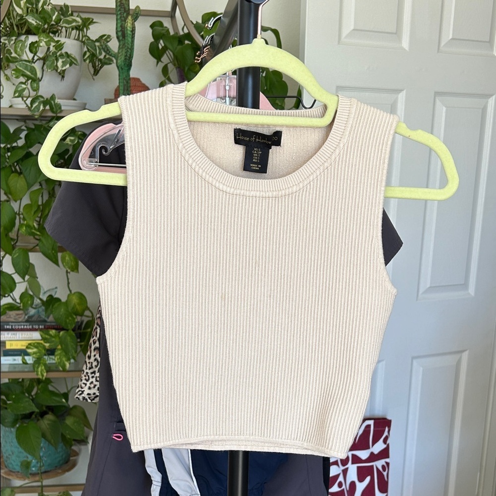 House of Harlow Cream Ribbed Tank. Small.